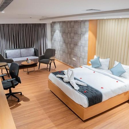 Hotel Tulips Grand Haydarabad Dış mekan fotoğraf
