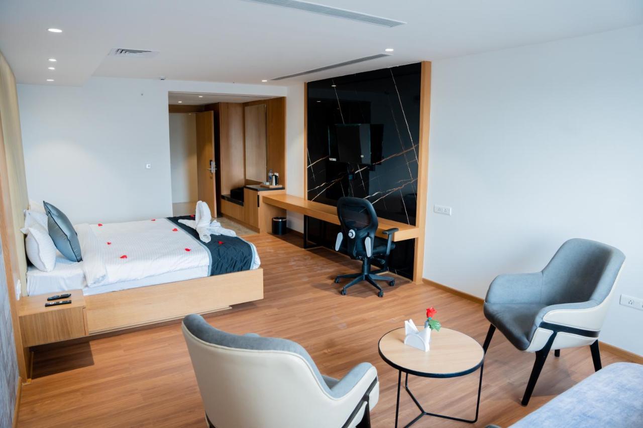 Hotel Tulips Grand Haydarabad Dış mekan fotoğraf