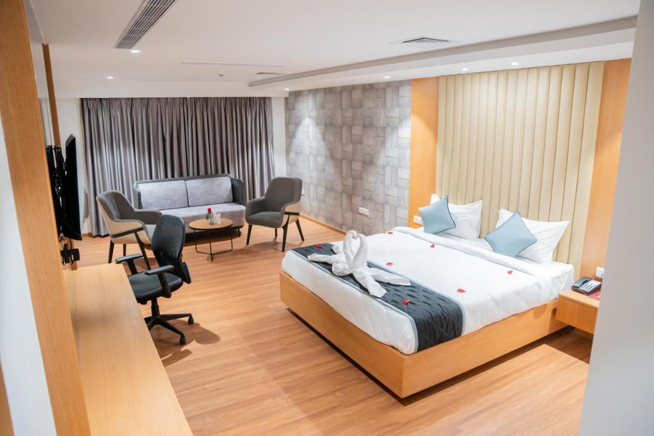 Hotel Tulips Grand Haydarabad Dış mekan fotoğraf
