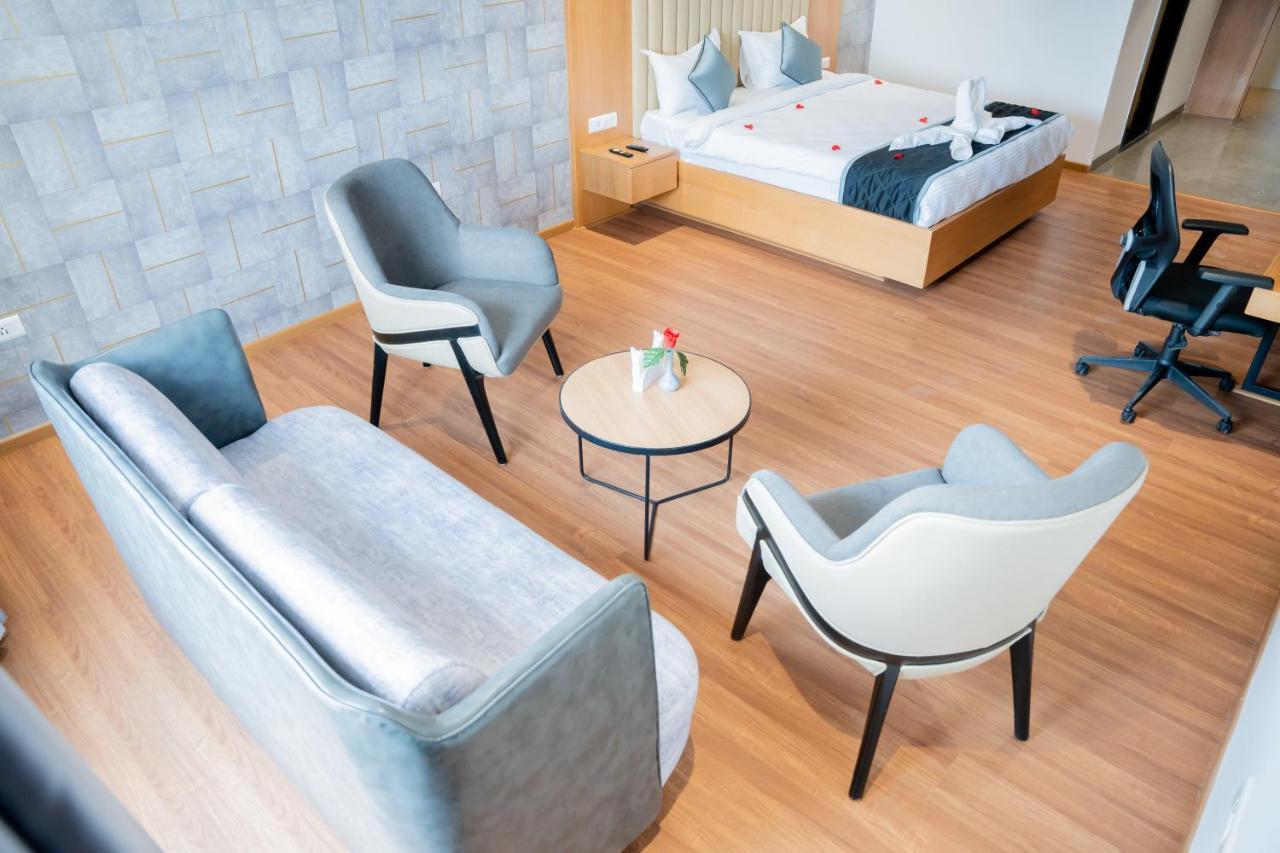 Hotel Tulips Grand Haydarabad Dış mekan fotoğraf