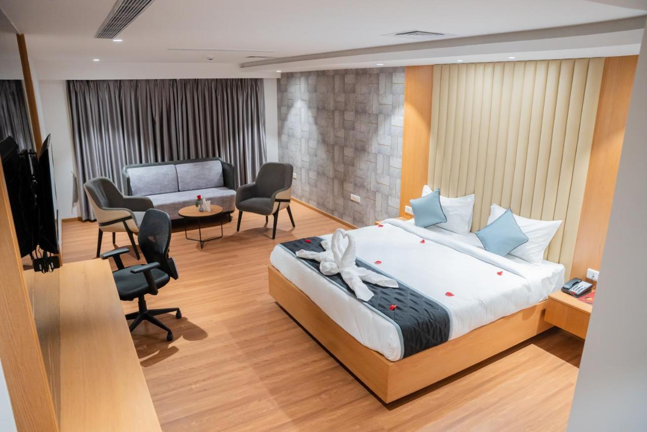 Hotel Tulips Grand Haydarabad Dış mekan fotoğraf
